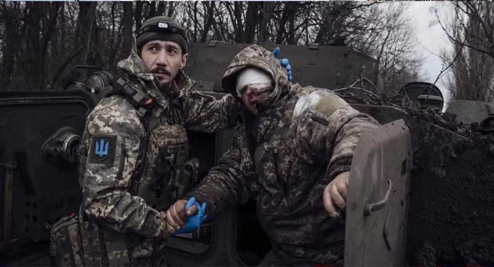 Hiện biên chế quân số của AFU rơi xuống mức thấp nhất, buộc tướng Syrsky, Tổng Tư lệnh AFU phải giải tán Cụm quân Dnieper do thương vong nặng nề. Các đơn vị cấp đại đội, vốn chịu trách nhiệm phòng thủ, chỉ còn lại 30% quân số. Pháo thủ súng cối và UAV buộc phải trở thành lính bộ binh, bổ sung quân cho phòng tuyến, và một khoảng trống lớn xuất hiện giữa các vị trí.