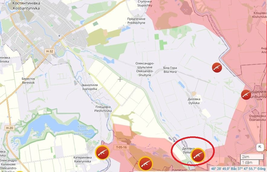 Đồng thời, khoảng cách đến thành phố Konstantinovka cũng đang ngắn lại ở phía đông nam, nơi quân Nga gần đây đã cắm cờ trên ngôi làng Dyleevka, cách thành phố chưa đầy 8 km.