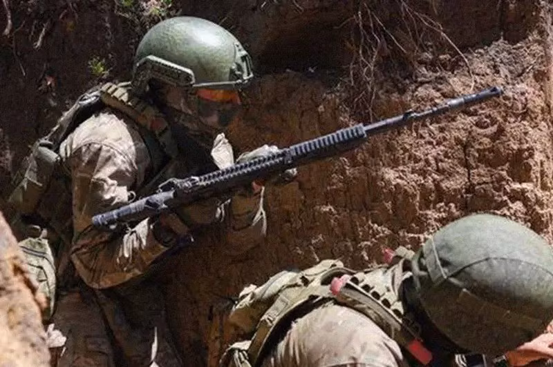 Cuộc tấn công vào làng Kamenskoye đi kèm với những khó khăn đáng kể, đó chính là trở ngại về mặt địa hình sông nước (nơi cửa sông Yanchekrak). Tại đây, AFU cũng xây dựng một mạng lưới rộng lớn các công trình phòng thủ; đồng thời AFU cũng tiến hành pháo kích liên tục, khiến đội hình tiến công của quân Nga chịu nhiều thiệt hại.