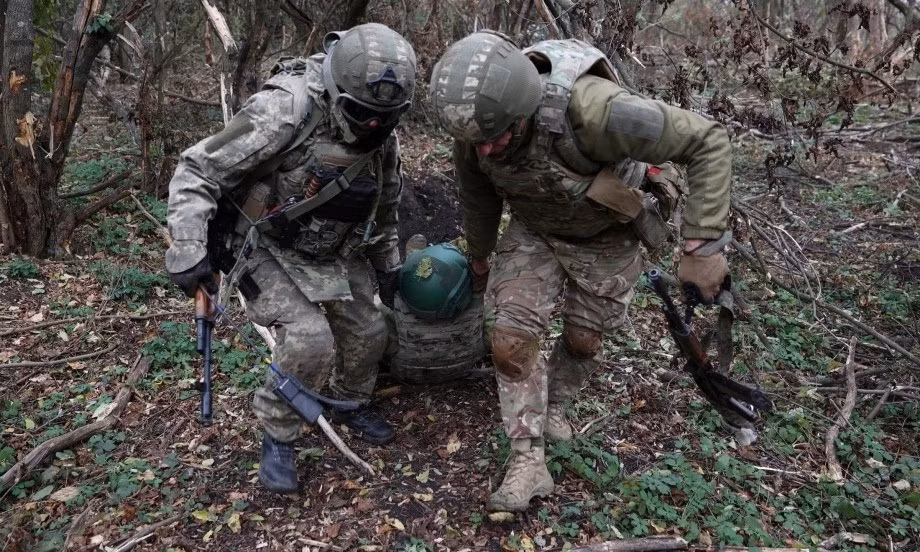 Theo Bộ Quốc phòng Nga, tổn thất của Ukraine tại Donbass đã vượt quá 24.000 quân trong 30 ngày qua, tương đương với quân số của ba lữ đoàn. Cuộc đổ máu dai dẳng này đã buộc AFU liên tục phải tái triển khai lực lượng dự bị từ Zaporizhia đến Nam Donetsk, tạo ra một khoảng trống dài 200 km trong hệ thống phòng thủ phía nam.