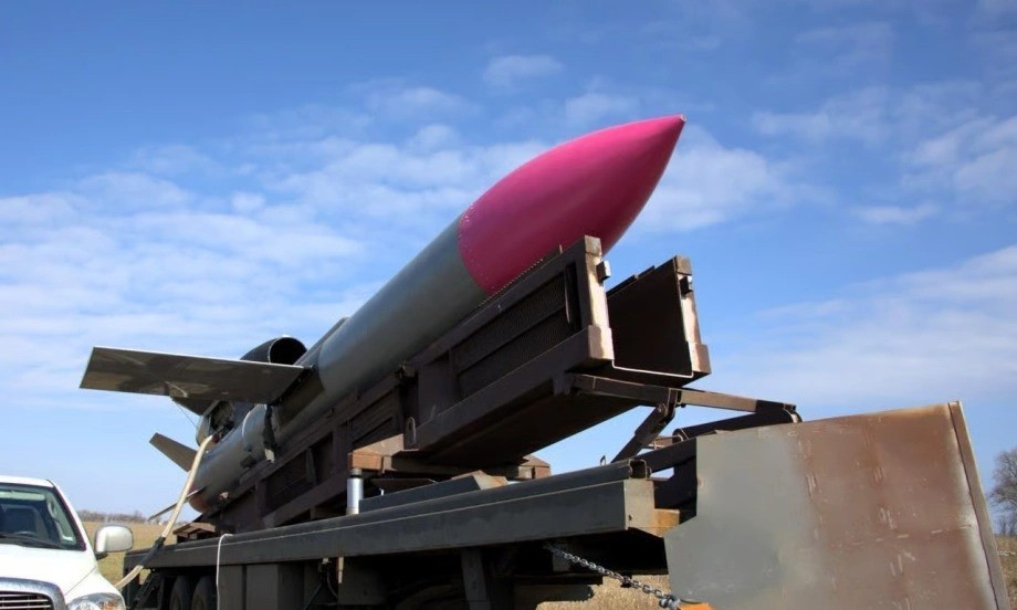 Mặc dù tên lửa Flamingo vẫn chưa sẵn sàng để sản xuất hàng loạt, nhưng Tổng thống Zelensky đã hình dung ra chúng. Ông tuyên bố rằng tên lửa của Ukraine sẽ không nhắm vào dân thường; mục tiêu bao gồm cả Điện Kremlin. Tổng thống Zelensky tiếp tục đe dọa: "Nếu Putin vẫn từ chối ngừng bắn, ông ta sẽ phải biết các hầm trú ẩn bom ở đâu?".