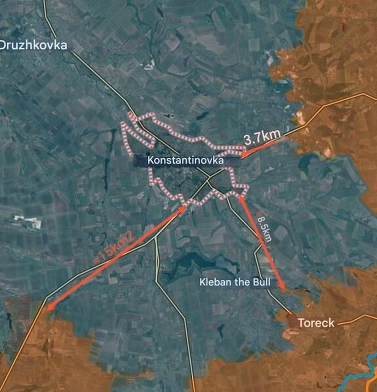 Kênh Rybar đưa tin, Cụm quân Trung tâm và Cụm quân phía Nam của RFAF, tiếp tục đột phá tới hồ chứa nước Kleban-Byksky (diện tích 2,9 nghìn ha) trên sông Bychek, một nhánh của sông Krivoy Torets (nhánh bên phải của sông Kazeny Torets, lưu vực sông Seversky Donets). Qua đó hình thành vòng vây với hai nhóm quân Ukraine đóng ở bên phải và bên trái thành phố Toretsk.