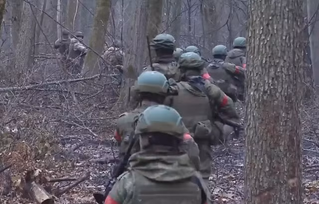 Sở dĩ thế giới bên ngoài có thể thấy được tài liệu này, là vì quân đội Triều Tiên không hoàn toàn giành được thắng lợi trong chiến đấu. Trong một số trận đánh sau trận Plekhovo, một số đơn vị xung kích của Triều Tiên đã bị quân đội Ukraine bao vây, thậm chí có nhiều binh sĩ Triều Tiên thuộc Lữ đoàn 94 - một trong những lữ đoàn chiến đấu trực thuộc Quân đoàn 11 hy sinh.