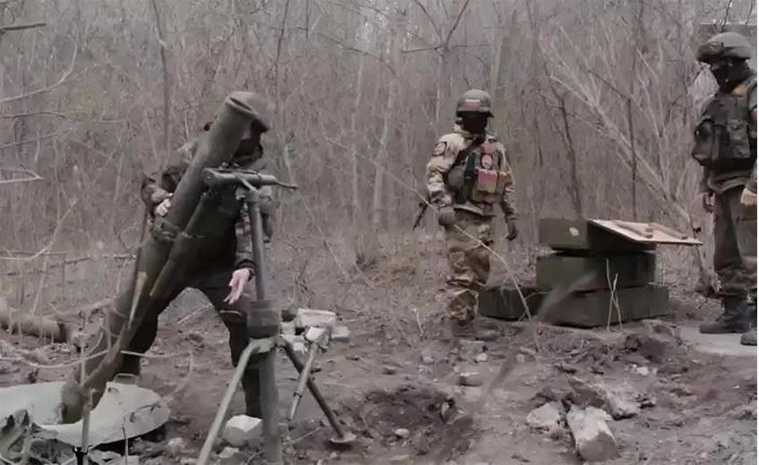 Như vậy, sườn phía bắc và đông bắc của hệ thống phòng thủ Quân đội Ukraine (AFU) gần ga đường sắt trung tâm thành phố, Konstantinovka, đã bị phá vỡ. Kết quả là, nhờ các hành động thành công của RFAF, các đơn vị AFU trong các khu phố từ đường Nezalezhnosti (Độc lập) đến đường Kosciuszko và Minskaya đã bị kẹp trong gọng kìm của quân Nga.