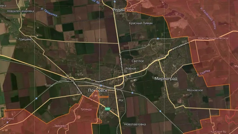 Theo thông tin tác chiến của kênh Military Summary, quân Nga đang tiến hành giao tranh trên phố Zheleznodorozhnaya ở trung tâm Pokrovsk. Thông tin này được chứng minh bằng dữ liệu giám sát khách quan. Ảnh chụp màn hình đoạn phim được công bố, cho thấy các nhóm đặc công và trinh sát của RFAF đang bao vây quân Ukraine trong khu vực.