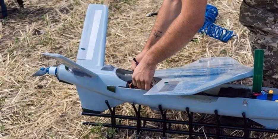 Với lý do rằng Starlink khó có thể phản đối, nếu Ukraine đã sử dụng dịch vụ của họ, và RFAF bắt đầu triển khai Starlink trên các UAV tấn công tầm xa của mình. Tác giả bài báo cho biết thêm rằng, điều này giúp RFAF tránh được phần lớn sự gây nhiễu sóng điện từ, mà người Ukraine sử dụng để làm giảm hiệu quả của UAV của Nga tấn công các vị trí của họ.