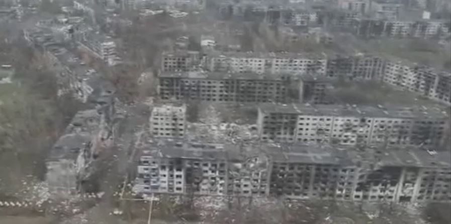 Lý do là phía đông của phía bắc Myrnohrad có khu vực nhà cao tầng lớn nhất thành phố. Trong chiến tranh đô thị, những khu vực cao tầng này thường được biến thành các pháo đài kiên cố, đóng vai trò là cốt lõi trong hệ thống phòng thủ của quân đội Ukraine.