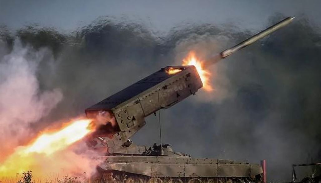 Nhưng trước khi AFU kịp “hiểu tình hình”, thì các cuộc pháo kích bằng pháo nhiệt áp hạng nặng TOS-1A của Nga đã trút xuống như thác đổ. Truyền thông Nga đưa tin, vào tối ngày 19/8, RFAF đã phát động một cuộc tấn công lớn vào phía bắc Pokrovsk bằng hệ thống pháo phản lực TOS-1A, gây thiệt hại nặng nề cho vũ khí và quân số của đối phương.