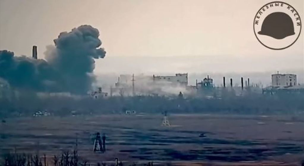 Để tiêu diệt các mối đe dọa tiềm tàng, lực lượng không quân chiến thuật Nga đã thả bom dẫn đường có điều khiển FAB, có trọng lượng từ 1.500 kg tới 3.000 kg xuống đây. Các tòa nhà trong khu vực nhà máy vật liệu chịu lửa đã chịu đựng hơn 500 cuộc ném bom hạng nặng, và nhìn từ trên cao, nơi đây trông giống như bề mặt của mặt trăng. Một người lính Ukraine đã mô tả cảnh tượng như sau: "Không có tòa nhà nào ở đây, chỉ có bột bê tông và gạch vụn".