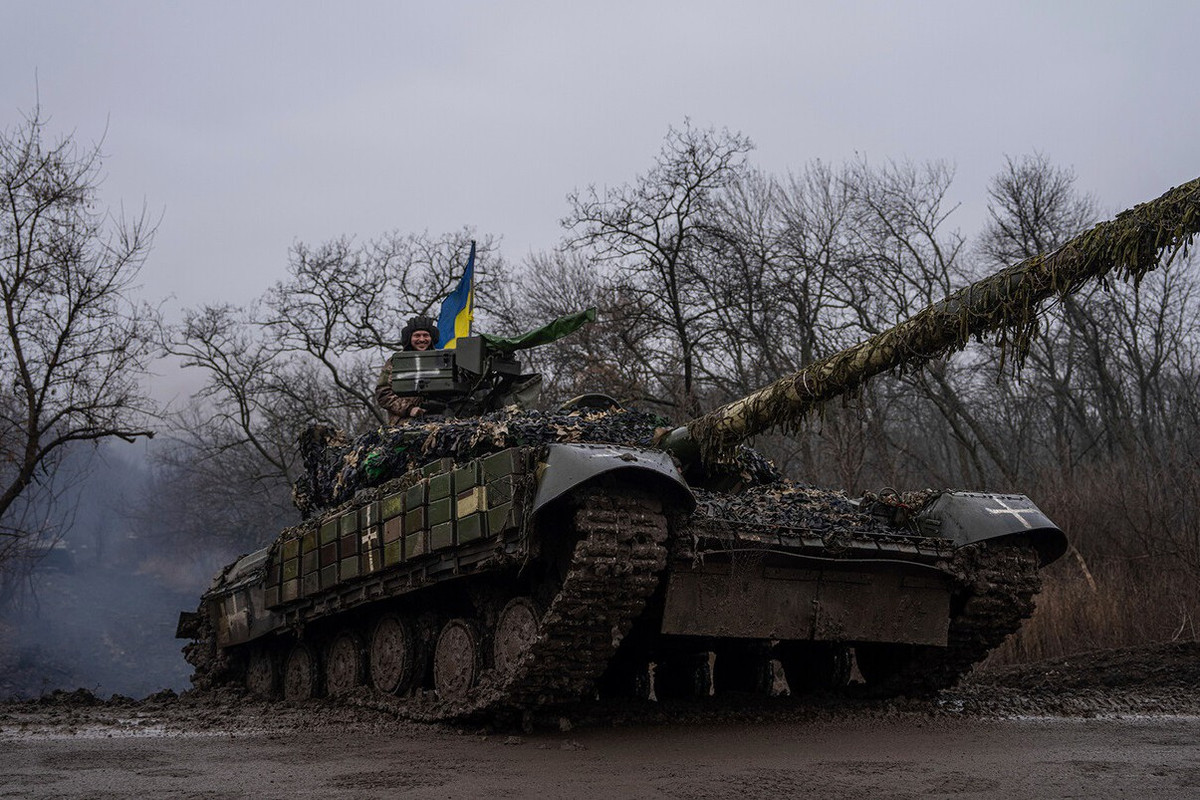 Khi chiến tranh Nga-Ukraine chưa bùng nổ, quân đội Ukraine có hai lữ đoàn xe tăng đang hoạt động (lữ đoàn xe tăng số 1 và số 17), và sau khi chiến tranh nổ ra, các lữ đoàn xe tăng số 3, 4 và 5 dự bị đã được thành lập. Đây là các lữ đoàn xe tăng đơn thuần, được tổ chức theo mô hình của quân đội Liên Xô trước kia, được gọi là các đơn vị xe tăng dự bị chiến lược.