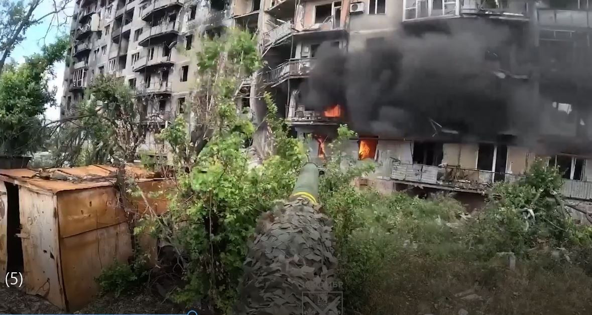 Giờ đây, thông tin nội bộ về các cuộc giao tranh bên trong thành phố Pokrovsk đã liên tục xuất hiện trên mạng Internet, tiết lộ rằng quân Nga đã thiết lập sự hiện diện mạnh mẽ trong thành phố. Những đoạn video về AFU phải huy động xe tăng Leopard 2, để tấn công quân Nga ẩn nấp trong thành phố, đã khẳng định việc “bao vây và tiêu diệt nhóm người Nga” của AFU là không chính xác.