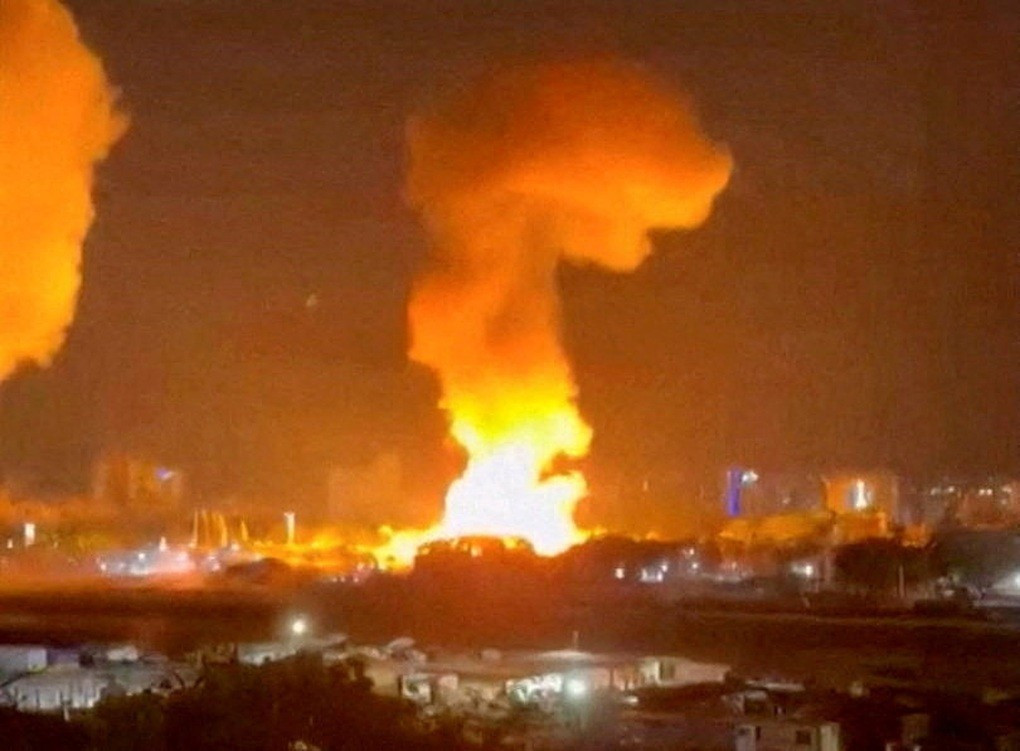 Và ngay từ những phút đầu tiên của cuộc tấn công của Mỹ, toàn bộ lãnh thổ của quốc gia mà Washington tuyên bố sẽ đè bẹp, đã trở thành chiến trường của các hoạt động quân sự với cường độ cao, nhưng được giữ bí mật tuyệt đối.