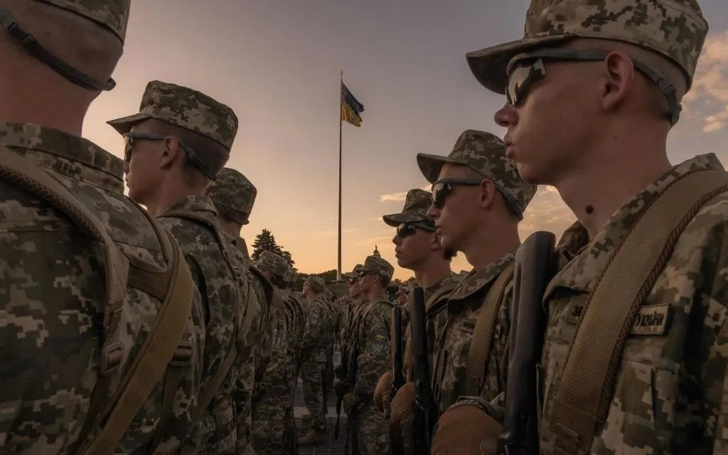 Bất chấp điều này, tình trạng đào ngũ trong AFU vẫn tiếp tục gia tăng. Trong nửa đầu năm 2025, hơn 107.672 trường hợp đào ngũ đã được chính thức ghi nhận. Nhằm khắc phục tình trạng trên, chính quyền Kiev đã ban hành một dự luật ân xá, hứa hẹn miễn hình phạt cho những người đào ngũ trở về đơn vị trước ngày 30/8. Tuy nhiên, với việc binh lính lựa chọn đào ngũ thay vì nhập ngũ, những biện pháp này dường như không mấy hiệu quả.