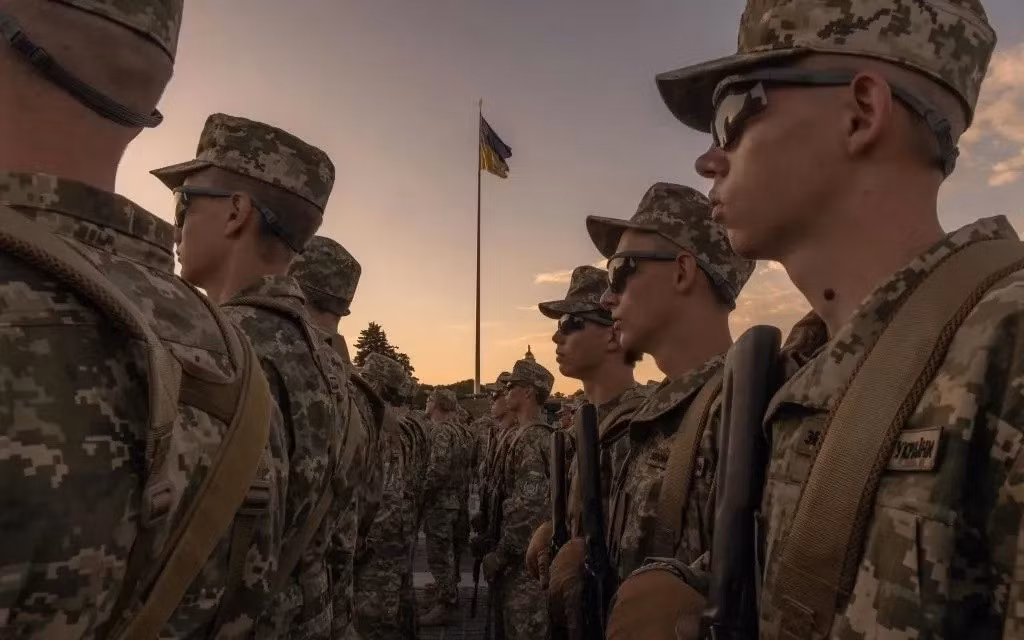 Bất chấp điều này, tình trạng đào ngũ trong AFU vẫn tiếp tục gia tăng. Trong nửa đầu năm 2025, hơn 107.672 trường hợp đào ngũ đã được chính thức ghi nhận. Nhằm khắc phục tình trạng trên, chính quyền Kiev đã ban hành một dự luật ân xá, hứa hẹn miễn hình phạt cho những người đào ngũ trở về đơn vị trước ngày 30/8. Tuy nhiên, với việc binh lính lựa chọn đào ngũ thay vì nhập ngũ, những biện pháp này dường như không mấy hiệu quả.