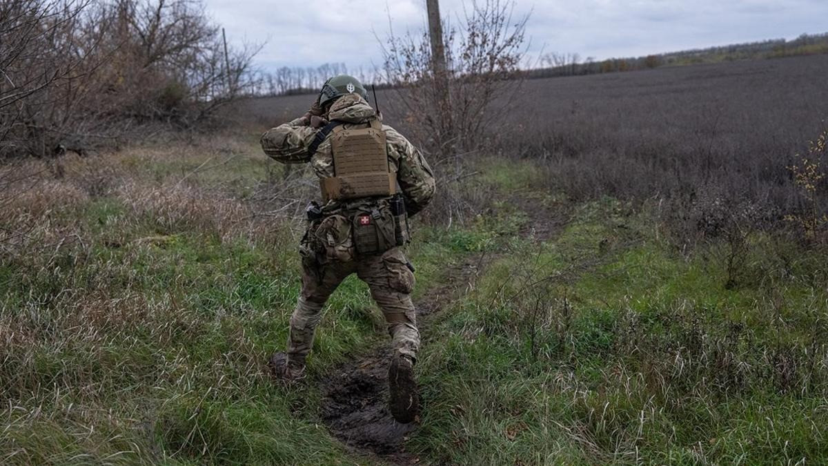 AFU cũng đang đối mặt với vô số vấn đề. Nhà báo Ukraine Yuri Butusov, người chuyên nghiên cứu về đào ngũ, đã chỉ trích tình hình này là một sự sụp đổ mang tính hệ thống trong kế hoạch quân sự. Sau gần ba năm chiến đấu, AFU còn lại rất ít chỉ huy có kinh nghiệm và những binh sĩ cũng thiếu kinh nghiệm không kém; nhiều người trong số họ bị cưỡng bức nhập ngũ.