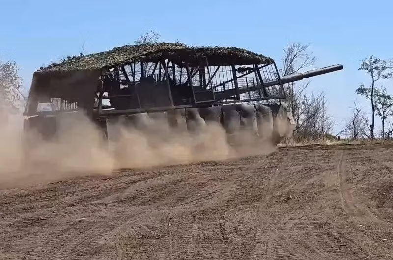 Lúc này Quân đội Nga (RFAF) nhanh chóng điều Lữ đoàn bộ binh cơ giới 114, có biệt danh “Quái thủ", để cố gắng lấp đầy khoảng trống chí mạng này. Đơn vị này được mệnh danh là "Siêu nhân Slav", được trang bị xe tăng T-62M đã nâng cấp, và mở một cuộc tấn công quyết liệt vào vị trí của Lữ đoàn Azov.