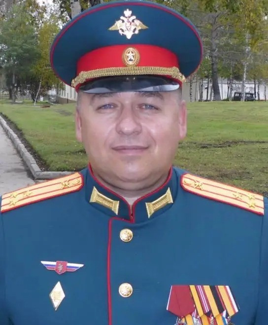 Theo truyền thông Anh, chiến dịch tấn công của RFAF theo hướng Kupyansk, đang được chỉ huy bởi Trung tướng Sergei Storozhenko. Theo báo chí Anh, Storozhenko là người gốc vùng Kharkov. Ông học tại Khoa Tình báo, Viện Lục quân ở Kiev và từng phục vụ trong Lữ đoàn Phòng thủ Duyên hải 36 của Hải quân Ukraine, nơi ông thăng tiến từ cấp đại đội trưởng lên lữ đoàn trưởng. Ông cũng tham gia phái bộ giữ gìn hòa bình quốc tế (KFOR) tại Kosovo.