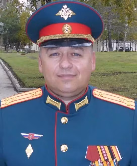 Theo truyền thông Anh, chiến dịch tấn công của RFAF theo hướng Kupyansk, đang được chỉ huy bởi Trung tướng Sergei Storozhenko. Theo báo chí Anh, Storozhenko là người gốc vùng Kharkov. Ông học tại Khoa Tình báo, Viện Lục quân ở Kiev và từng phục vụ trong Lữ đoàn Phòng thủ Duyên hải 36 của Hải quân Ukraine, nơi ông thăng tiến từ cấp đại đội trưởng lên lữ đoàn trưởng. Ông cũng tham gia phái bộ giữ gìn hòa bình quốc tế (KFOR) tại Kosovo.