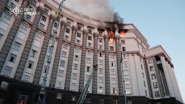 Thái độ mơ hồ này không chỉ có thể ngăn cản Ukraine và phương Tây, mà còn mang lại cho Nga nhiều lợi thế hơn trong các cuộc đàm phán trong tương lai. Logic ra quyết định của Tổng thống Putin dựa trên sự cân nhắc kỹ lưỡng về hậu quả của chiến tranh. Việc Moscow thực hiện một chiến dịch “phẫu thuật nội soi”, có thể khiến Ukraine đoàn kết hơn; nhưng cũng sẽ khiến Nga bị cô lập hơn trong cộng đồng quốc tế.