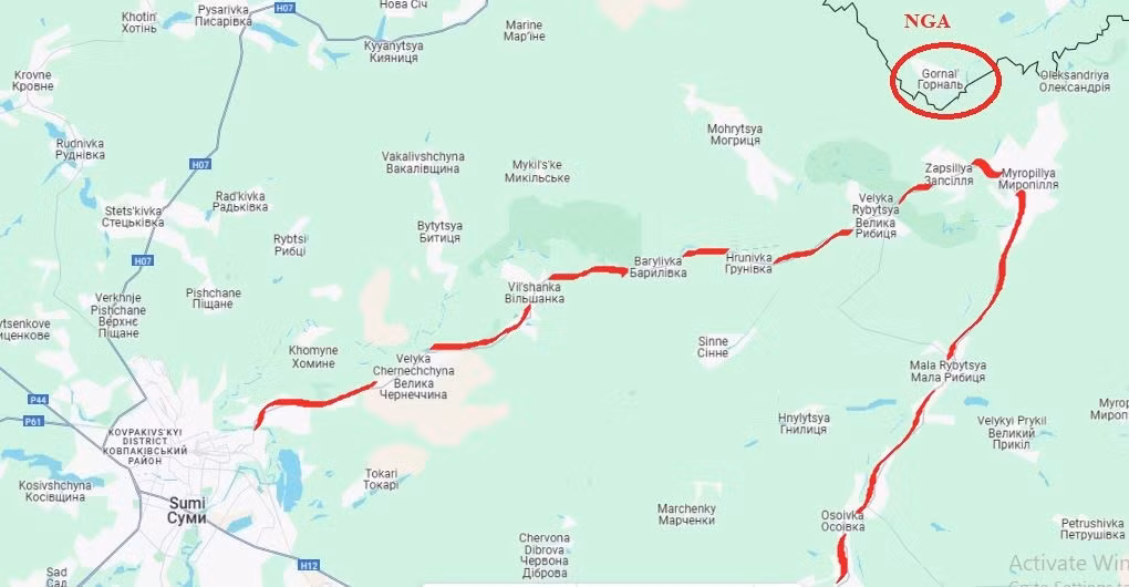 Kênh Rybar của Nga cho biết, lính dù và lính bộ binh cơ giới, thuộc Cụm quân phía Bắc RFAF tiếp tục truy quét tàn quân Ukraine ở các khu rừng biên giới và đang tấn công vào làng Yunakivka. Những thông tin từ vùng Sumy chỉ rõ rằng, hệ thống phòng thủ do AFU xây dựng tại đây trong ba năm qua, không chỉ bị phá vỡ ở Yunakivka dọc theo đường N-07, mà còn ở khu vực một tuyến đường khác đến thành phố Sumy, đó chính là trục đường T-19-01 (tô màu đỏ trên bản đồ).
