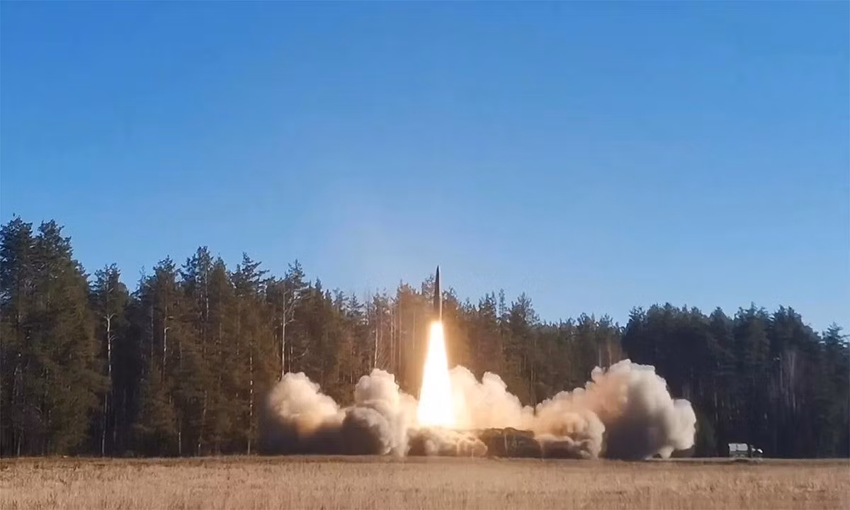 Những hành động này rõ ràng là phản ứng cứng rắn của Moskva đối với cuộc tấn công của Ukraine. Khói dày bốc lên từ chiến trường không chỉ là sự hủy diệt về mặt vật lý, mà còn là sự răn đe về mặt tâm lý đối với phía Ukraine - hiệu quả và sức mạnh hủy diệt của cuộc phản công, đã cho Ukraine thấy sức mạnh của RFAF.