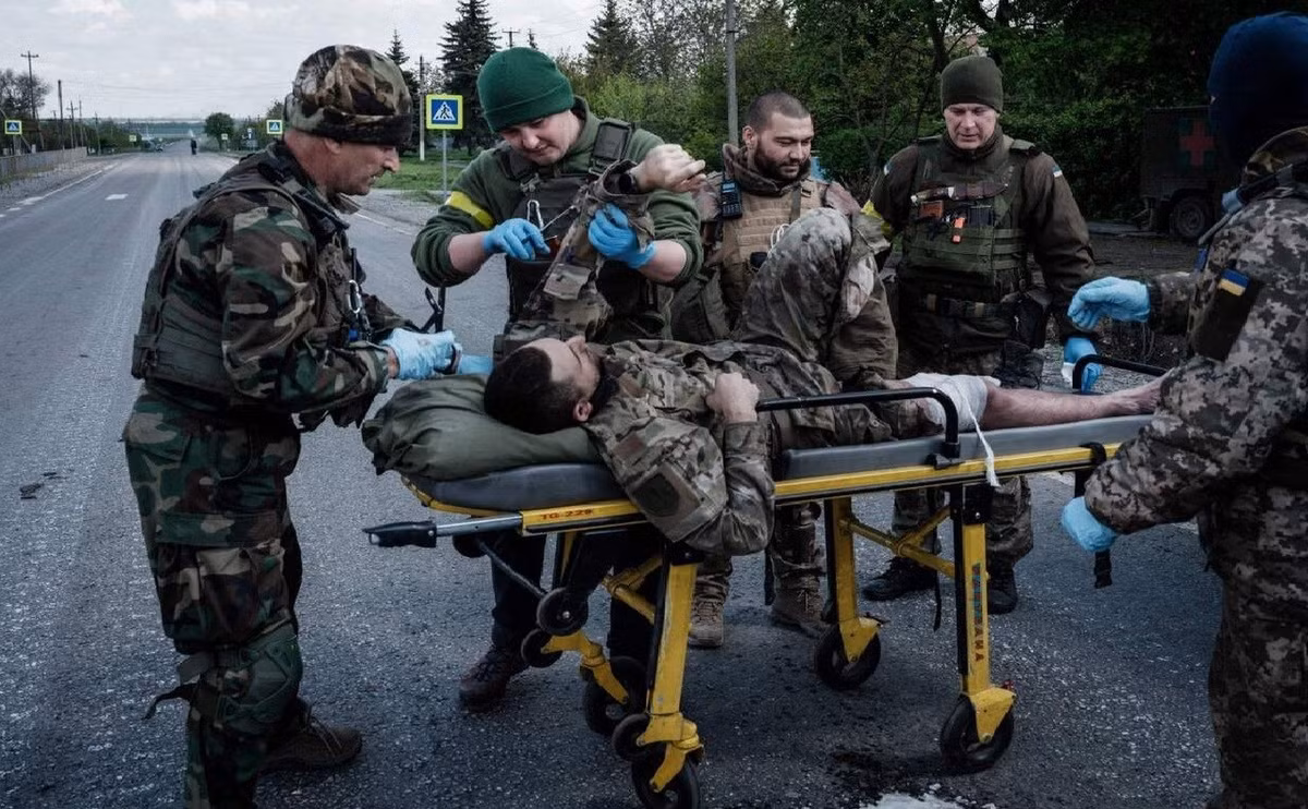 Nhưng trước khi trận chiến lớn trong thành phố bắt đầu, quân Nga còn phải đối mặt với một thách thức khác: tuyến Lisivka và Sukhyi Yar. Lực lượng Ukraine dọc tuyến này có thể theo dõi sát sao các cánh quân Nga đang tấn công thành phố từ phía nam.