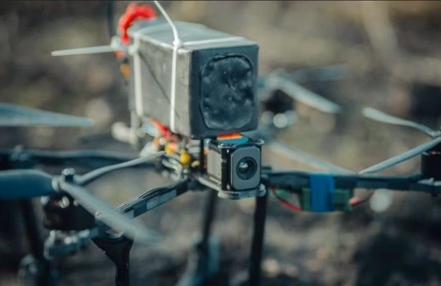 Tại các bãi huấn luyện bên ngoài Kiev, các cố vấn quân sự Ba Lan đã được nhìn thấy khi đang hướng dẫn binh sĩ Ukraine sử dụng UAV mới, mà Ba Lan vừa phát triển. Có thể Ba Lan sẽ tận dụng chiến trường Ukraine, để thử nghiệm thực chiến UAV của họ, thông qua đối tác AFU.