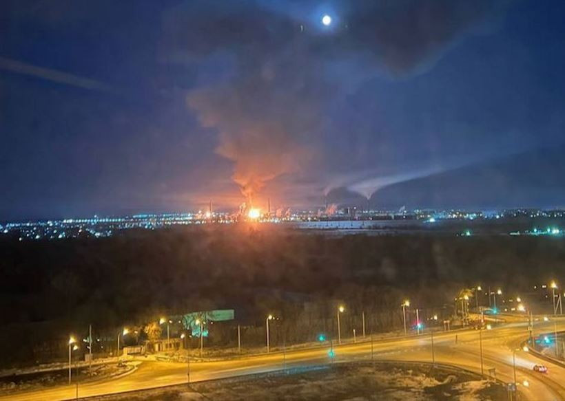 Hiện Ukraine chưa chính thức thừa nhận vụ tấn công, nhưng truyền thông Nga, trích dẫn nguồn tin từ các cơ quan khẩn cấp, đưa tin vụ nổ bị nghi ngờ là do một "cuộc không kích tầm xa" gây ra. Các cuộc tấn công xuyên biên giới liên tiếp trong hai ngày cho thấy xung đột một lần nữa đã lan rộng sâu vào trung tâm hậu cần của cả hai bên.