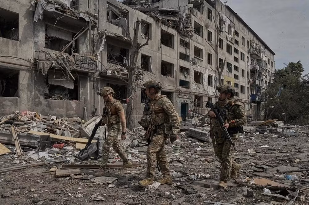 Khoảng cách gần nhất mà xe bốn bánh có thể tiếp cận được là 15 đến 20 km, hoặc thậm chí xa hơn. Phần đường còn lại, binh lính phải vận chuyển hàng tiếp tế bằng cách đi bộ hoặc xe máy. Bất chấp những điều kiện này, cả hai bên đều kiên trì, cho thấy sự khó khăn tột cùng của mặt trận. (nguồn ảnh Military Review, TASS, Kyiv Post, Ukrinform).