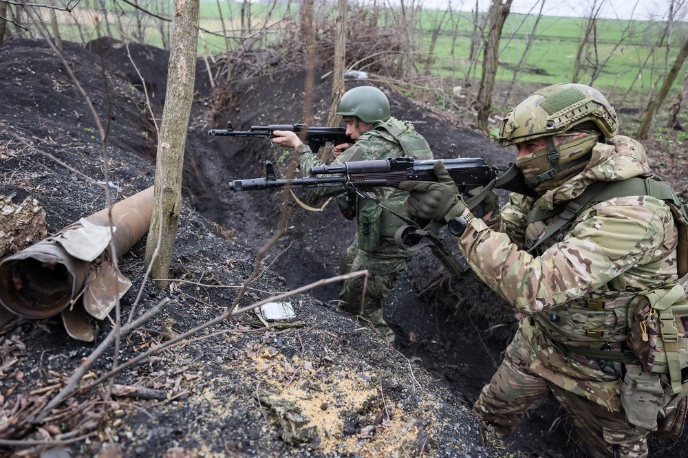 Đòn giáng chính có thể sẽ xảy ra ở nơi khác. Rõ ràng, đó sẽ là Donbass, việc RFAF kiểm soát chiến trường chính này có ý nghĩa quan trọng xét theo nhiều góc độ. Tuy nhiên, cũng không thể loại trừ khả năng Bộ Tổng tham mưu RFAF có thể chuẩn bị một đòn bất ngờ và tấn công vào một khu vực khác của mặt trận. (nguồn ảnh Topwar, Ukrinform, Al Jazeera).