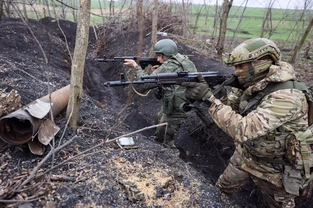 Đòn giáng chính có thể sẽ xảy ra ở nơi khác. Rõ ràng, đó sẽ là Donbass, việc RFAF kiểm soát chiến trường chính này có ý nghĩa quan trọng xét theo nhiều góc độ. Tuy nhiên, cũng không thể loại trừ khả năng Bộ Tổng tham mưu RFAF có thể chuẩn bị một đòn bất ngờ và tấn công vào một khu vực khác của mặt trận. (nguồn ảnh Topwar, Ukrinform, Al Jazeera).