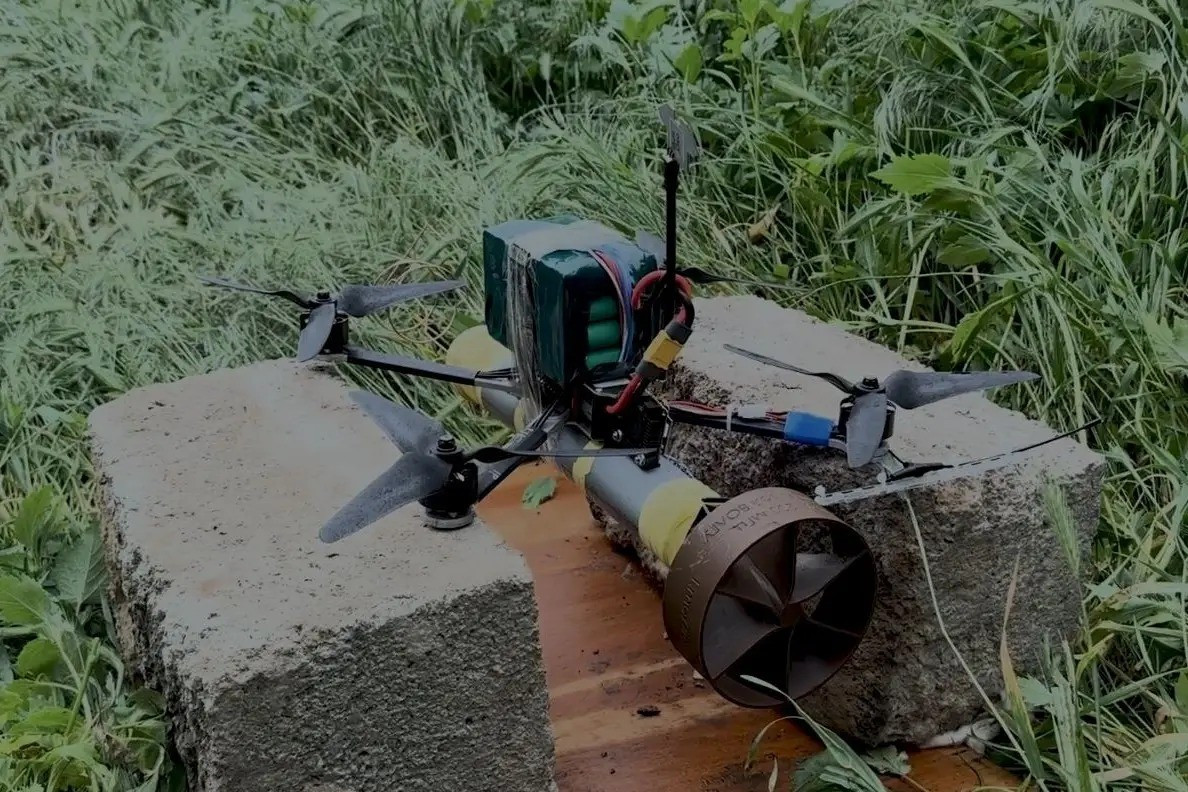 Trang Strana của Ukraine gần đây có bài viết cho biết, sự khác biệt giữa cuộc xung đột Nga-Ukraine với các cuộc xung đột vũ trang trước đây, chính là việc sử dụng bão hòa chiến trường bằng UAV trinh sát và tấn công. Với sự xuất hiện ồ ạt của loại vũ khí này, sẽ không cho phép quân đội cơ động mà "không bị trừng phạt", vì vậy bất kỳ cuộc tiến quân nào cũng phải trả giá bằng tổn thất rất nghiêm trọng.