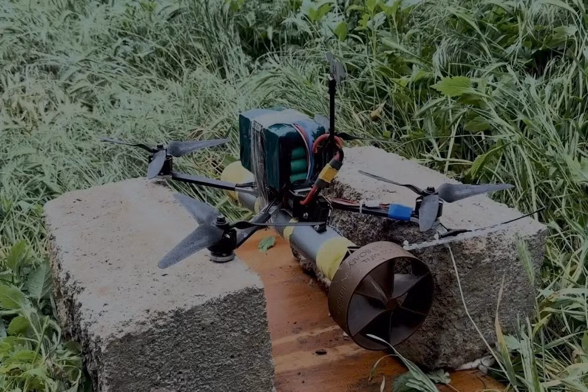 Trang Strana của Ukraine gần đây có bài viết cho biết, sự khác biệt giữa cuộc xung đột Nga-Ukraine với các cuộc xung đột vũ trang trước đây, chính là việc sử dụng bão hòa chiến trường bằng UAV trinh sát và tấn công. Với sự xuất hiện ồ ạt của loại vũ khí này, sẽ không cho phép quân đội cơ động mà "không bị trừng phạt", vì vậy bất kỳ cuộc tiến quân nào cũng phải trả giá bằng tổn thất rất nghiêm trọng.