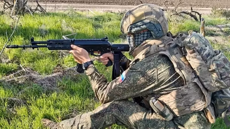 Theo kênh MD và ZOV Military, Cụm quân phía Nam RFAF được cho là đã tiến hành đột kích luồn sâu, xâm nhập đến khu vực trung tâm Seversk. Kênh Petrenko của Ukraine cũng xác nhận: "Tối 18/11, các nguồn tin Nga công bố đoạn phim về một cuộc phục kích và tấn công của RFAF tại 2 địa điểm ở phía nam Seversk.