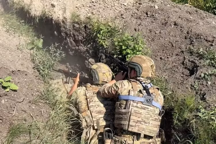 Những thông tin trước đây về việc các đơn vị xung kích RFAF tiến vào làng Zvanivka đã được xác nhận. Các nhóm cơ động nhỏ của Nga đã được phát hiện ở phía nam ngôi làng. Theo ông Marochko, quân Nga hiện diện trên ba tuyến phố của làng Zvanivka là Sosyury, Shevchenko và Molodezhnaya, nơi giao tranh đang diễn ra ác liệt.