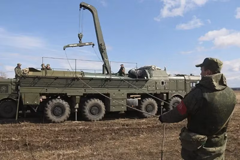 Tuy nhiên, lần này RFAF đã chọn cách tấn công bất ngờ, khi viện trợ của phương Tây vẫn chưa được cung cấp đầy đủ, rõ ràng là Nga đang nắm bắt "thời kỳ cửa sổ chiến lược", khi tận dụng lúc AFU đang khó khăn về vũ khí, quân số và cả sự lưỡng lự của phương Tây, để tăng tốc độ tấn công trên toàn chiến trường.