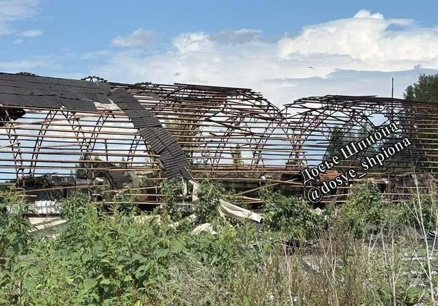 14 chiếc UAV tự sát của Ukraine đã phá hủy một bệ phóng tên lửa đạn đạo Iskander và 5 xe vận chuyển đạn tên lửa trong một nhà chứa. Ảnh chụp cho thấy bệ phóng Iskander cũng có ăng-ten GLONASS 14TS821 Primavera-V. Những bức ảnh tương ứng về những bệ phóng tên lửa Iskander-M, cũng như các xe tiếp đạn bị cháy, do chính người Nga chụp, đã được "Hồ sơ Gián điệp" công bố.