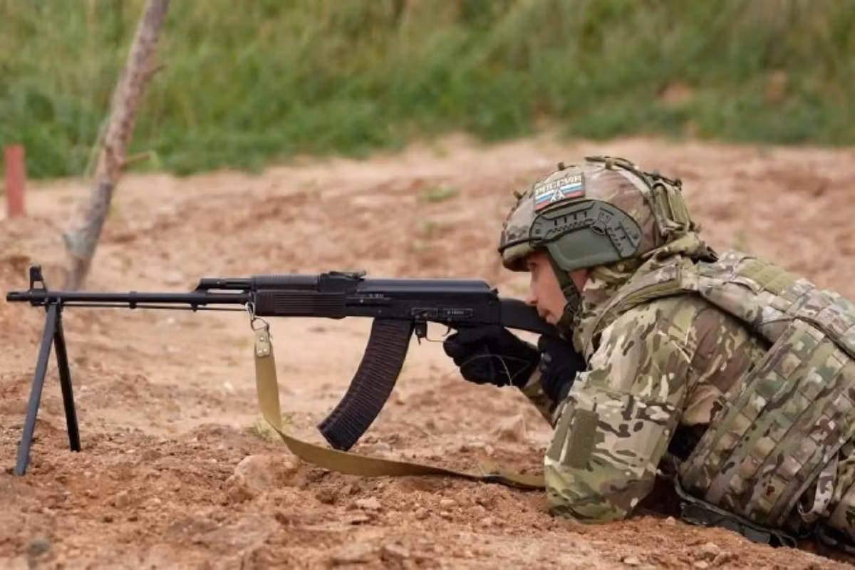 Theo một nguồn tin nội bộ từ Bộ Tổng tham mưu AFU, Cụm quân Trung tâm RFAF đã tiến gần Zelenovka và kiểm soát 80% khu vực này, đồng thời cũng đã tiến vào tiểu khu Lazurny trên một mặt trận rộng lớn. Tại Chunishino, những trận giao tranh với cường độ chưa từng có đang được ghi nhận. (Nguồn ảnh Military Review, Kyiv Independent, Rvvoenkory, Liveuamap).