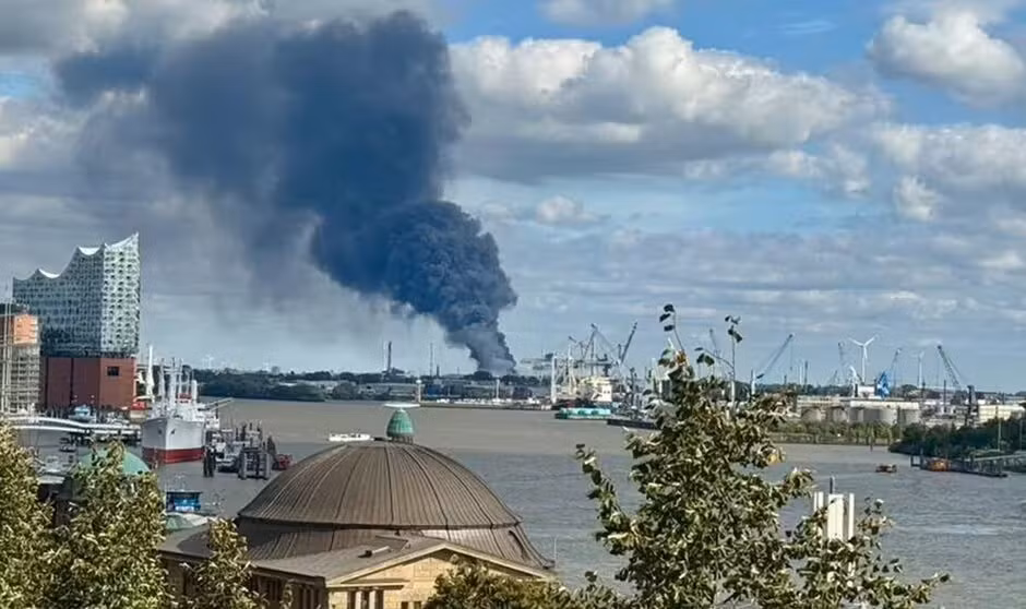 Đoạn video được công bố trực tuyến, cũng đặt ra nghi vấn về việc nhà kho chỉ chứa các sản phẩm dân sự, khi “máy hút bụi và máy pha cà phê” không thể phát nổ trong nhiều ngày liên tiếp.