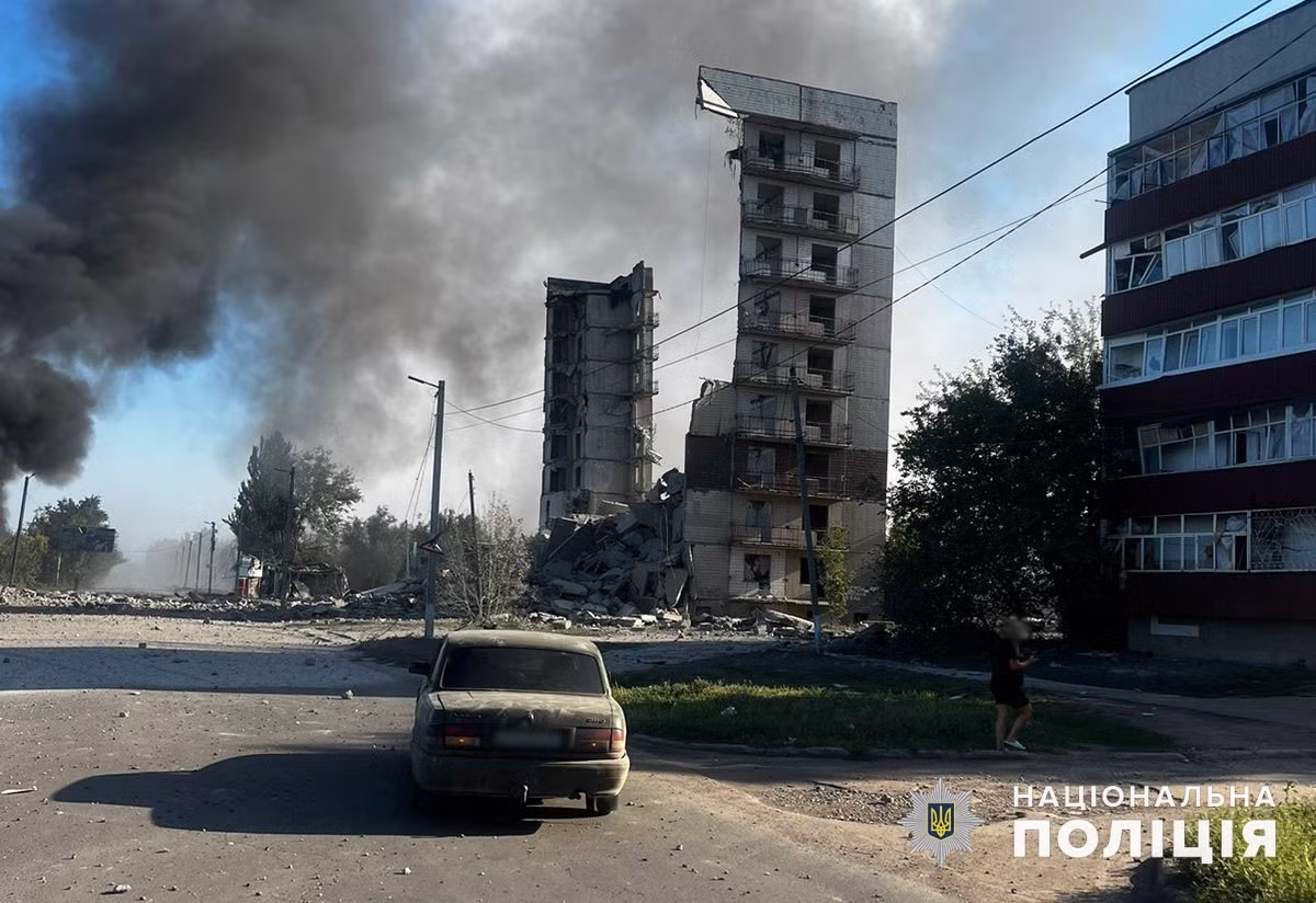 Lúc này quân Ukraine, sử dụng các đường phố kiên cố và các tòa nhà cao tầng của thành phố, đã thiết lập các trận địa phòng ngự cao và thấp để cố gắng ngăn chặn quân Nga. Tuy nhiên, bất cứ khi nào quân Nga chạm trán với hỏa lực của Ukraine, họ ngay lập tức gọi hỗ trợ từ trên không.