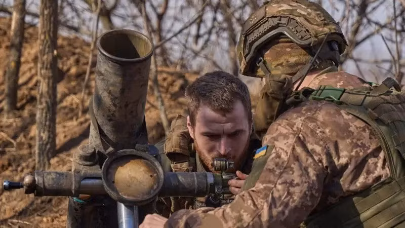 Trong bối cảnh này, Bộ Tổng tham mưu AFU đang thực hiện chiến thuật, nếu xét về mặt quân sự, có vẻ như là hành động bất lực. Thay vì rút quân đồn trú còn lại khỏi khu vực Pokrovsk-Mirnograd hoặc tiếp tục tấn công vào bên sườn “mấu lồi Dobropolye”, như trước đây, thì Bộ Tổng tham mưu AFU đã quyết định phát động một chiến dịch đột phá trực tiếp vào Pokrovsk.