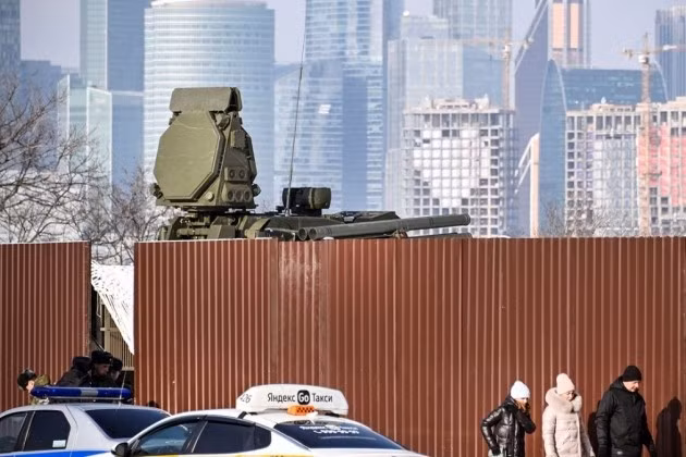 Chính quyền Nga nhấn mạnh đến hiệu quả của phòng không. Hệ thống Pantsir-S và S-400 có thể đánh chặn thành công hầu hết máy bay không người lái, mặc dù các cuộc tấn công lớn gây áp lực lên lực lượng phòng không của họ, nhưng Nga có đủ mọi nguồn lực để đối phó. (nguồn ảnh TASS, Avia.pro, Ukrinform).