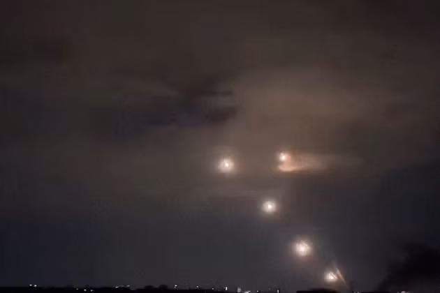 Ông Ignat cho biết, trong mấy đêm vừa qua, nhiều cuộc tấn công kết hợp quy mô lớn đã được ghi nhận nhằm vào các mục tiêu ở Ukraine. Ông cho biết, tần suất hoạt động của RFAF vẫn ở mức cao. Ví dụ, vào đêm ngày 26/5, số lượng UAV kỷ lục được Nga sử dụng đã được ghi nhận là 355 chiếc, vượt qua kỷ lục trước đó là 298 chiếc.