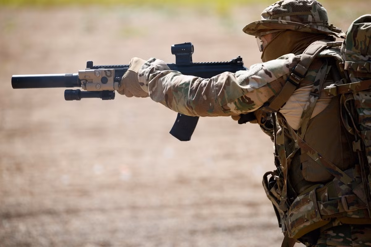 Hiện công ty Kalashnikov đã chuyển giao lô súng trường tấn công AK-12K carbine đầu tiên, được sơn màu multicam cho lực lượng đổ bộ đường không chiến đấu ở chiến trường Ukraine. Trước đó, lô AK-12K carbine đã bàn giao, được sơn màu đen tiêu chuẩn.