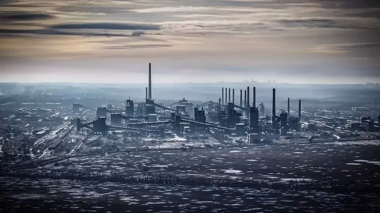 Nhà máy luyện cốc Avdiivka là nơi sản xuất than cốc lớn nhất ở Ukraine; dân số trước chiến tranh của thành phố này khoảng 32.000 người. Nơi đây, quân đội Ukraine (AFU), đã biến thành pháo đài phòng thủ và coi đây là đầu cầu để chiếm lại Donetsk trong tương lai. Do đó, đây cũng là cái gai trong mắt của lực lượng dân quân ly khai Donetsk và RFAF.