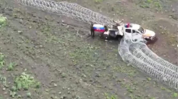 Điều đáng chú ý hơn là sự tham chiến của Sư đoàn xe tăng số 90; đây là đơn vị thiết giáp chủ lực của RFAF, nhóm xe tăng T-90M của họ đã xuất hiện ở chiến trường trung tâm, cho thấy quân Nga đang chuyển lợi thế chiến thuật giành được trên hướng Donetsk, thành chiều sâu chiến lược.