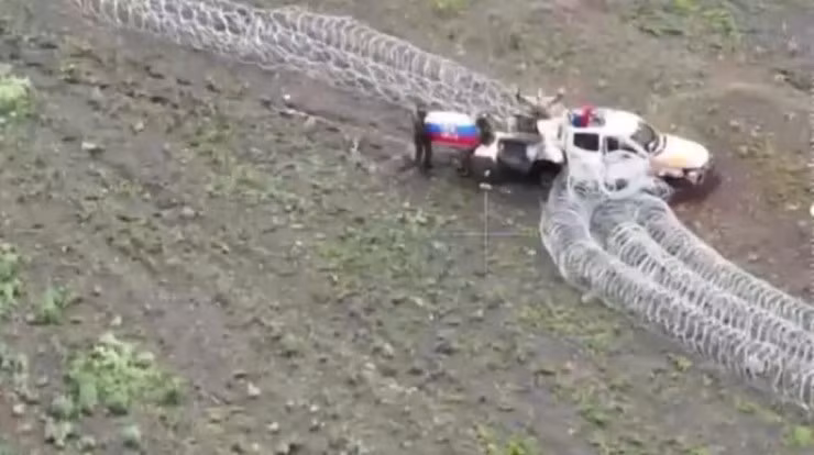 Điều đáng chú ý hơn là sự tham chiến của Sư đoàn xe tăng số 90; đây là đơn vị thiết giáp chủ lực của RFAF, nhóm xe tăng T-90M của họ đã xuất hiện ở chiến trường trung tâm, cho thấy quân Nga đang chuyển lợi thế chiến thuật giành được trên hướng Donetsk, thành chiều sâu chiến lược.