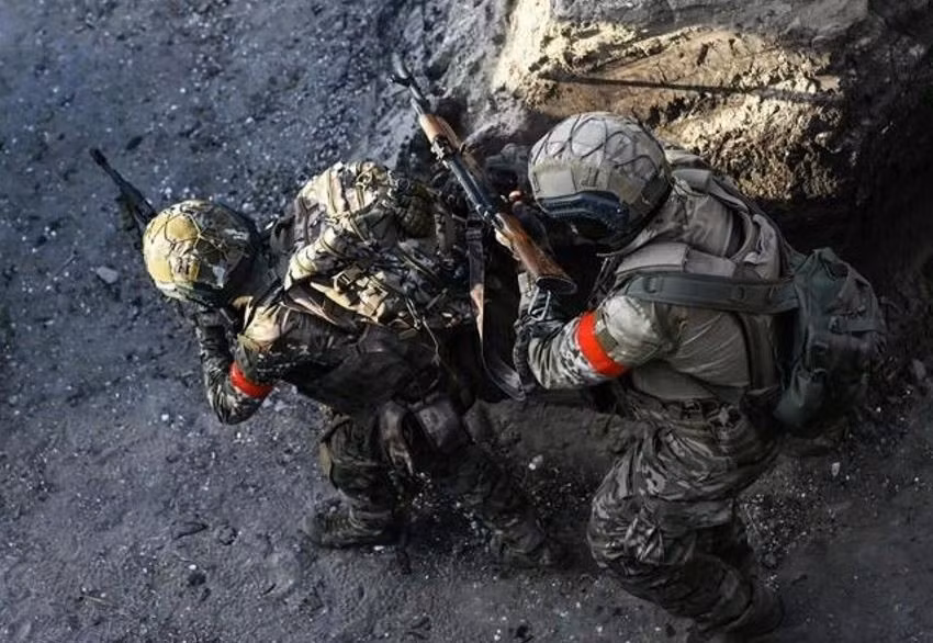 Kênh RVvoenkory của Nga, ngày 10/11 cho biết, Quân đội Nga (RFAF) tiếp tục đẩy mạnh chiến dịch tấn công Pokrovsk-Mirnograd. Đến tối ngày 9/11, quân Nga đã tiến đến phố Nakhimov, ở phía đông khu đô thị Pokrovsk và đồng thời tiến vào làng Rivne.