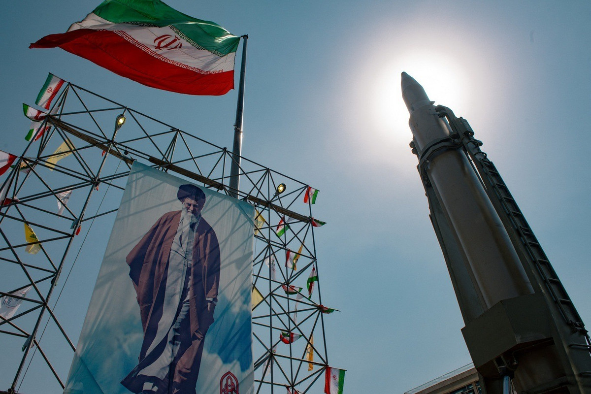 iran-supreme-leader-flag-missile.jpg