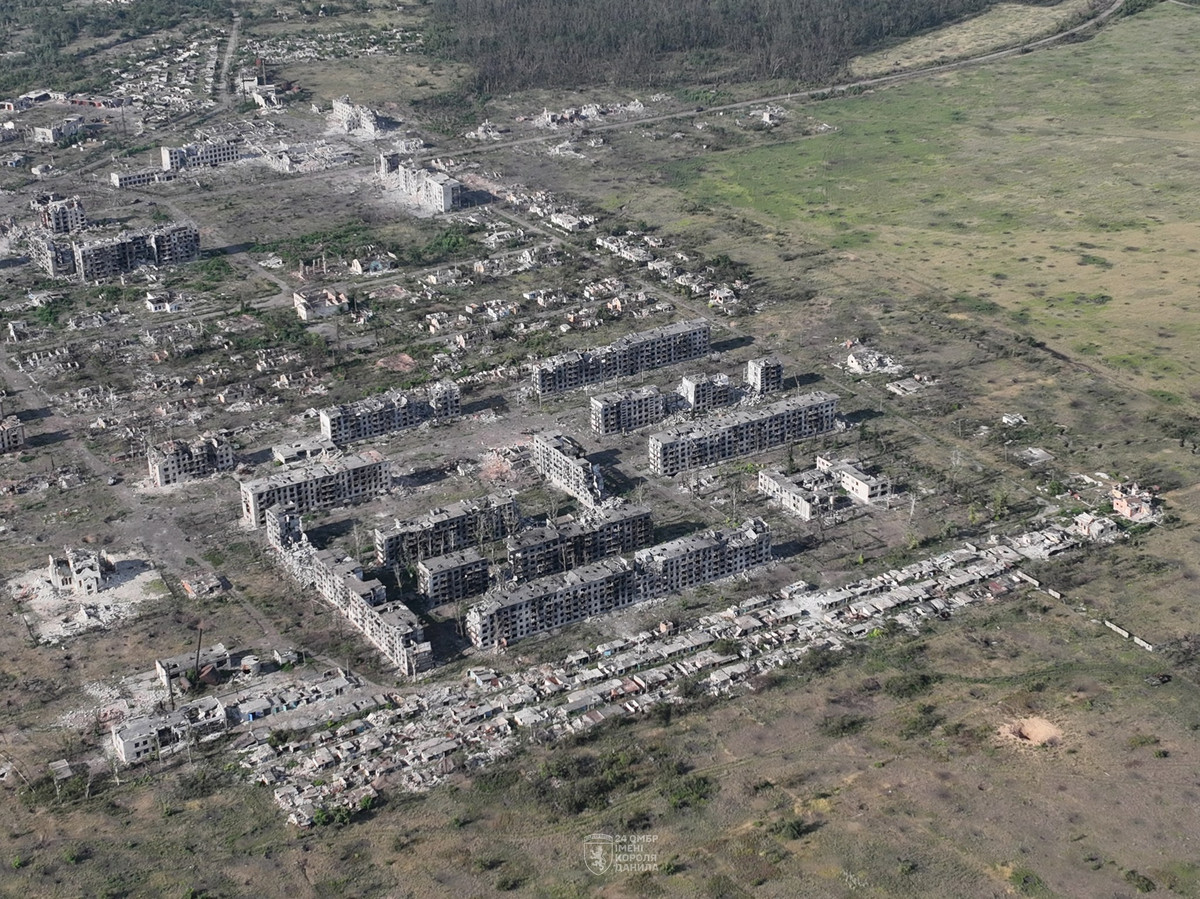 Chiến dịch tấn công của quân đội Nga (RFAF) vào pháo đài Chasov Yar, ngoài việc phải vượt qua kênh đào Severski Donets – Donbass, thì khu vực Nhà máy vật liệu chịu lửa, là nơi diễn ra trận chiến quyết định giành và giữ pháo đài Chasov Yar giữa quân đội Nga và Ukraine.
